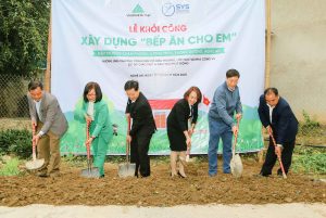 vinalink-group-vua-qua-da-tien-hanh-le-khoi-cong-xay-dung-bep-an-cho-em-tai-cham-puong